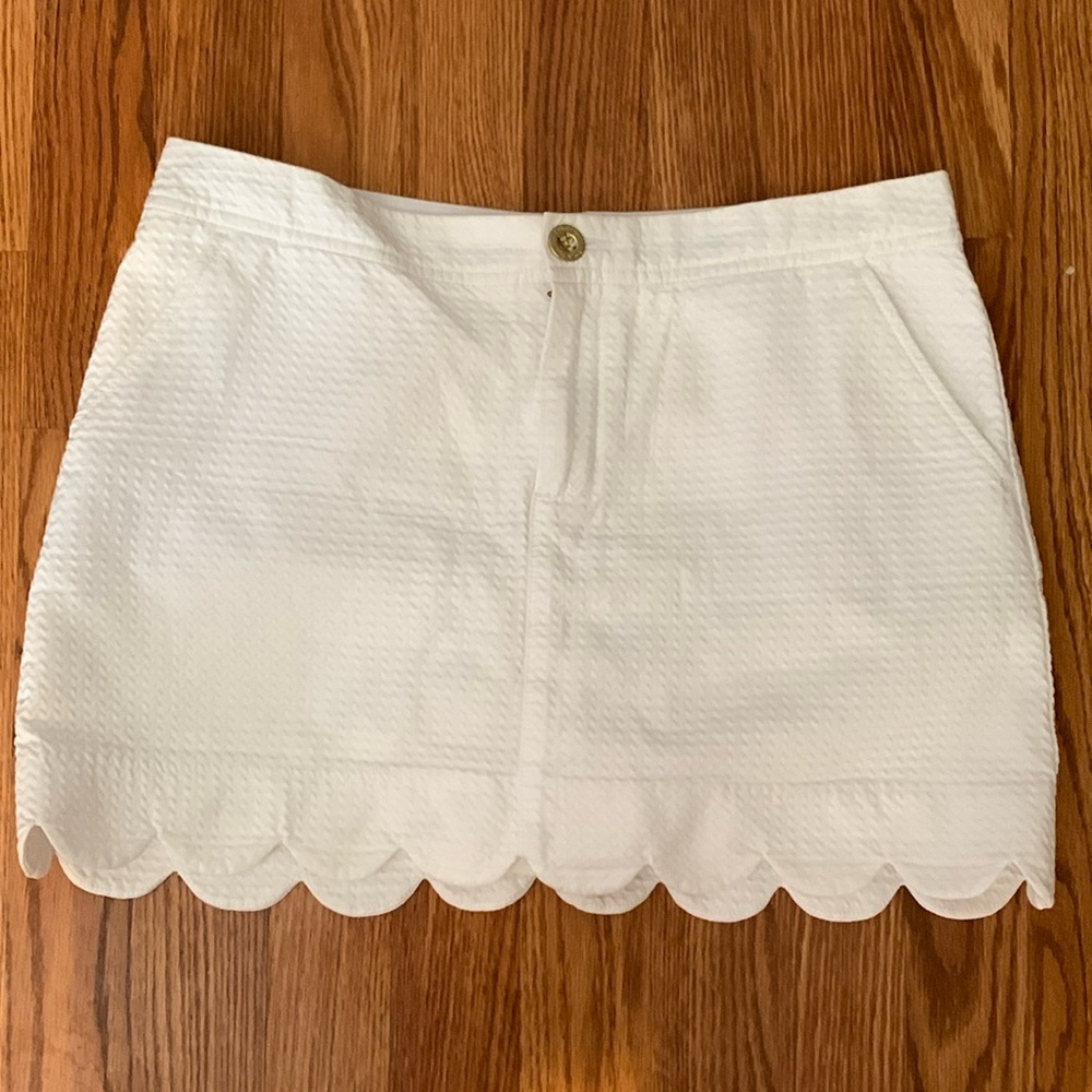 🌸Adorable Lilly Pulitzer White seersucker skort 🩷. Wear with anything .